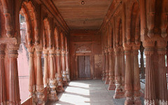 Elements of Hindu architecture at Moti masjid
