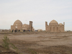 Nejameddin Kubra Mausoleum (links) en het Sultan Ali Mausoleum