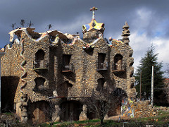 El Capricho de Rillano (homenaje a Gaudí) Rillo de Gallo en KM-55 de la N-211