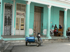 Motorcycle with sidespan (Sancti Spiritus, Cuba 2006)