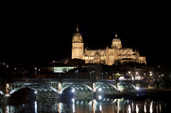 Puente Enrique Estevan y catedrales de Salamanca de noche