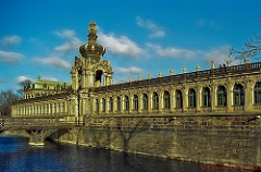 Dresden, Zwinger Kronentor, Langgalerie und Zwingergraben (Analog Aufnahme von 2005)