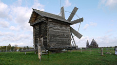P1010888 Russie, île de Kiji, un ancien moulin à vent, pivotable pour suivre le vent, construit en bois de pin, transféré depuis Volkostrov et préservé dans le Musée en plein air d