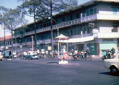 SAIGON 1966 - Ngã tư Trần Hưng Đạo & Ký Con - National Policeman WHITE MOUSE in traffic stand in downtown SAIGON