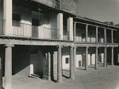 Parador Nacional del Turismo en Oropesa. Patio de Armas y galería, trazado por Herrera. (Casa solariega de los Condes de Oropesa y Duques de Fría).
