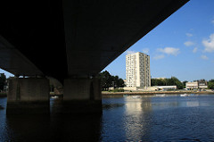 Pilier du pont St Christophe, depuis Lanester (56) et immeuble sur Lorient.