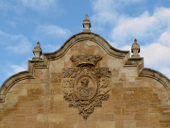 El Escudo o Medallon de Carlos III * Chinchilla de Montearagon (Albacete)