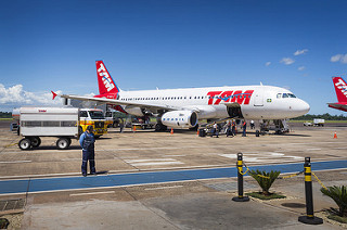 Foz do Iguaçú - Descarregando o Airbus A320 da TAM Linhas Aéreas / Unloading the TAM Airlines Airbus A320